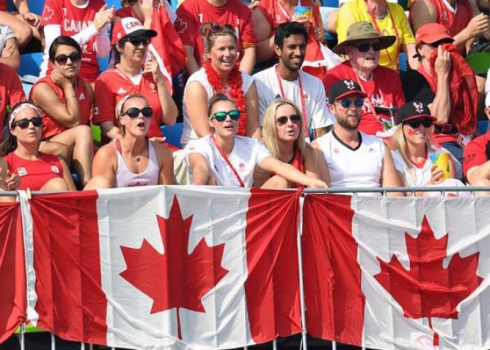 Canadenses fazem a festa em duelo do hóquei masculino