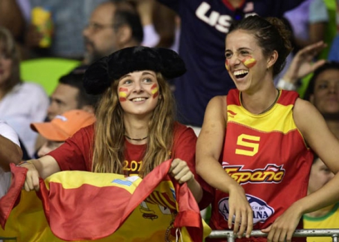 Torcedoras espanholas agitam a galera em partida do basquete