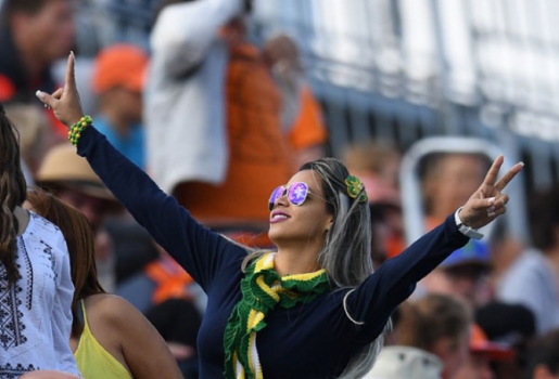 Torcedora celebra durante jogo de hóquei entre Holanda e Índia