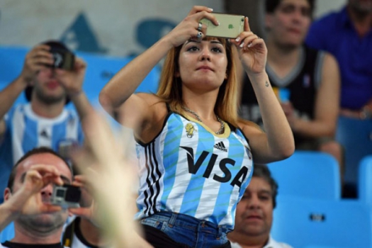 Fanática argentina registra o momento em duelo entre Argentina e Croácia no basquete