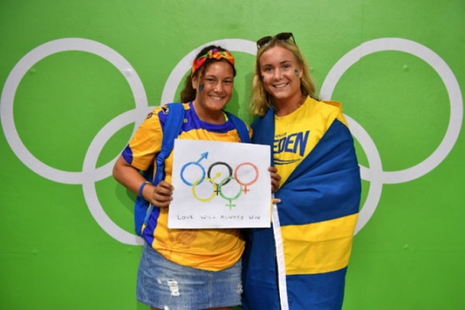 As belas torcedoras suecas também marcam presença nos Jogos do Rio