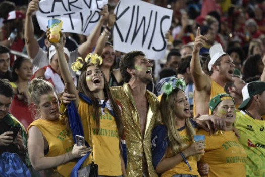Australianas mostram seu apoio durante partida de rugby