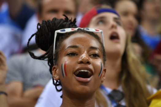 Torcedora da França apoia a seleção de handebol de seu país