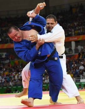 Baby luta para ganhar o bronze contra Abdullo Tangriev, do Uzbequistão