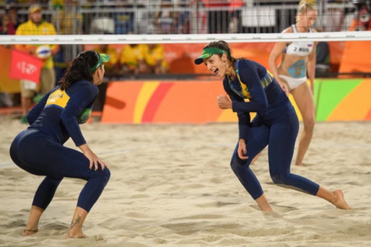 Agata e Bárbara comemoram vitória sobre russas, que rendeu vaga nas semifinais