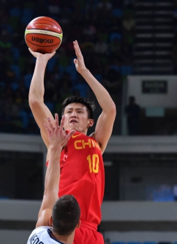 Zhou Peng sobe para fazer a cesta no duelo entre China e Sérvia pelo basquete