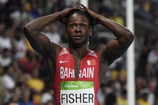 Andrew Fisher, corredor do Bahrein, no momento que é avisado que foi eliminado após queimar a largada eliminatória dos 100m