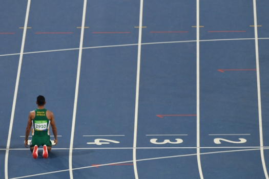 Sul-Africano Wayde van Niekerk celebra vitória nos 400m no atletimso