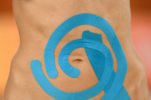 Evgenia Ukolova, da Rússia, exibe sua tatuagem contra Agata e Bárbara