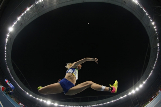 A grega Paraskevi Papachristou competindo na final do salto triplo