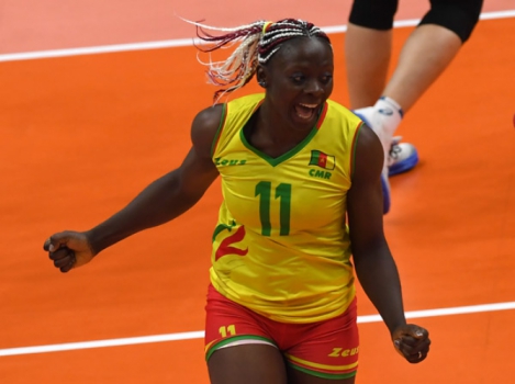 A camaronesa exibe a alegria Victoire Pauline L'or Ngon das africanas no torneio de vôlei