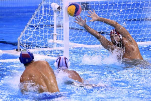 Goleiro Merrill Moses, dos Estados Unidos, tenta evitar o gol italiano no polo aquático