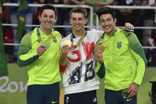 Diego Hypolito e Arthur Nory comemoram no pódio verde e amarelo na ginástica