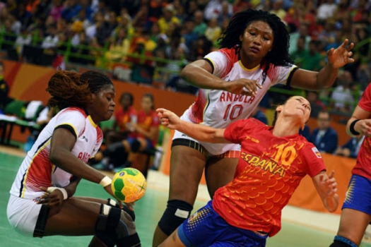 Angolanas e espanholas mostraram muita raça na disputa do handebol