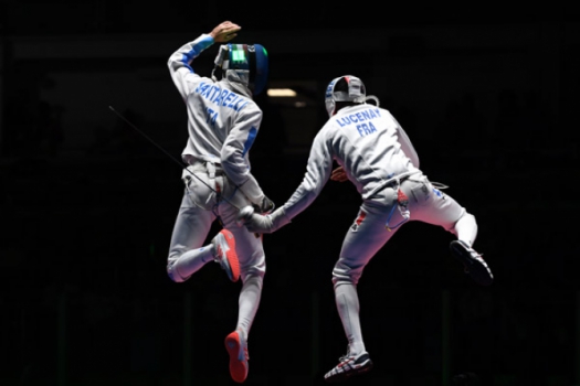 Italiano Andrea Santarelli e francês Jean-Michel Lucenay competem na esgrima