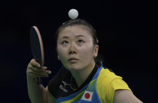 Olha a bola Jun Mizutani! Japonesa atenta no tênis de mesa
