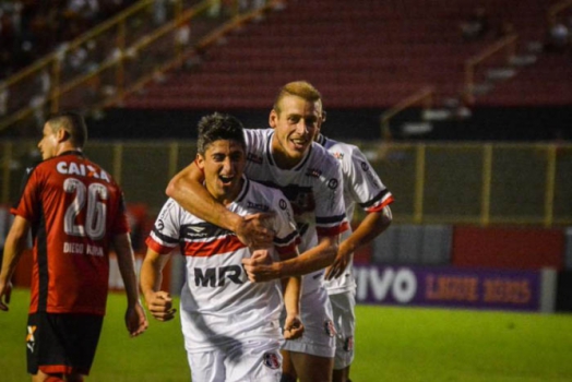 Vitória x Santa Cruz - Pisano
