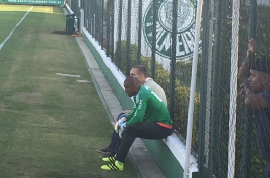 Após dores na coxa, Jailson treina no Palmeiras sob os olhares de Prass