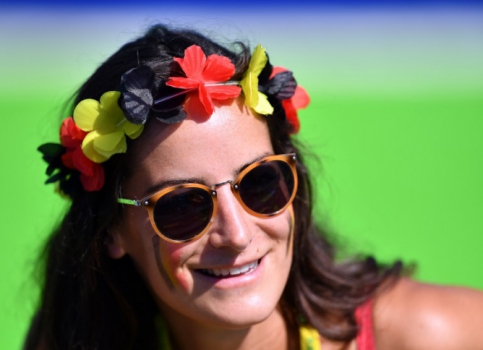 Torcedora da Bélgica apóia seu país na disputa do hóquei