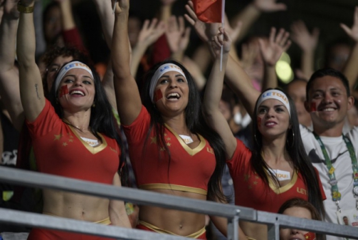Torcedoras fazem a festa durante partida de tênis de mesa no Rio