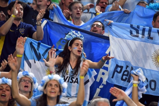 Torcedora argentina agira a galera durante jogo de basquete de sua seleção contra a Espanha