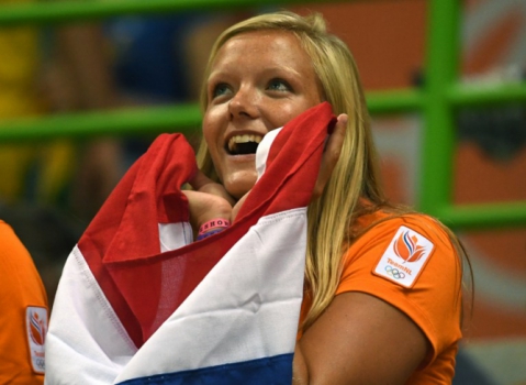 Torcedora holandesa agita bandeira de seu país durante Holanda x Brasil no handebol feminino