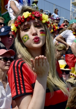 Torcedora da Alemanha manda beijo durante partida de hóquei da sua seleção