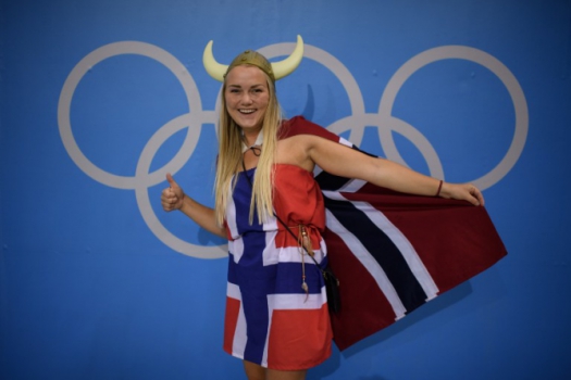 Torcedora norueguesa antes da partida de handebol feminino de sua seleção