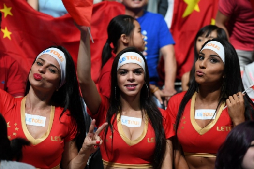 Garotas se divertem durante a final do tênis de mesa