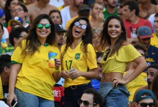 Torcedoras brasileiras na semifinal do futebol masculino contra Honduras