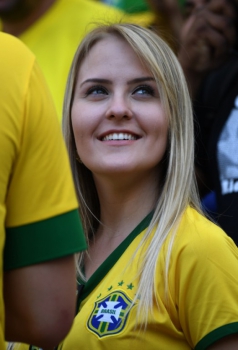 Torcedora brasileira aguarda o início da semifinal do futebol entre Brasil e Honduras