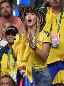 Bela colombiana apoia seu país durante as lutas de boxe no Rio