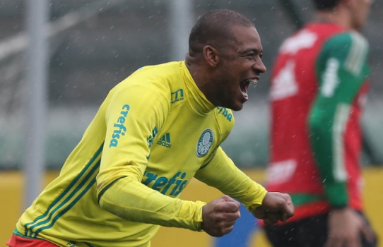 Em seu primeiro clássico pelo Verdão, Jailson se apoia em fé e avó materna