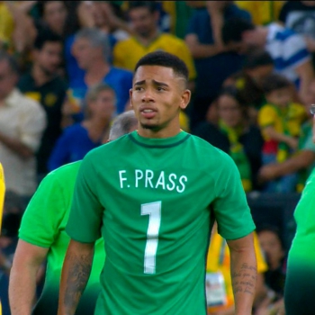 Gabriel Jesus comemora o inédito ouro com a camisa de Fernando Prass
