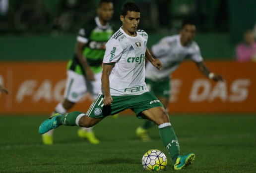 Jean corre para bater o pênalti contra a Chapecoense