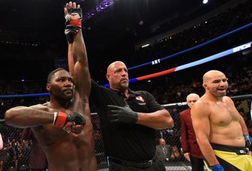 McGregor derrotou Nate Diaz na decisão majoritária