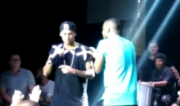 Thiaguinho recebe Neymar, Renato Augusto e Adriano Imperador em show