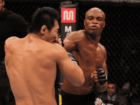 Anderson Silva nocauteou Yushin Okami na luta principal
