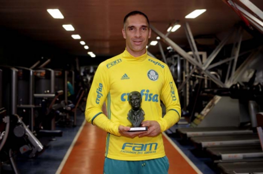 Prass recebe Troféu Osmar Santos e diz como ajudará o Verdão sem jogar