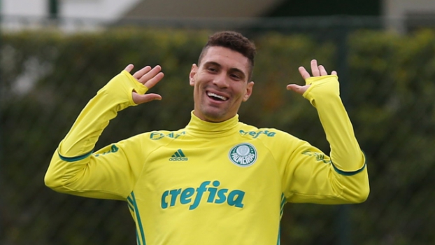 Com entorse moderada, Moisés faz tratamento e promete voltar logo