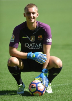 Para suprir a saída de Bravo, o Barça contratou o holandês Cillessen, do Ajax