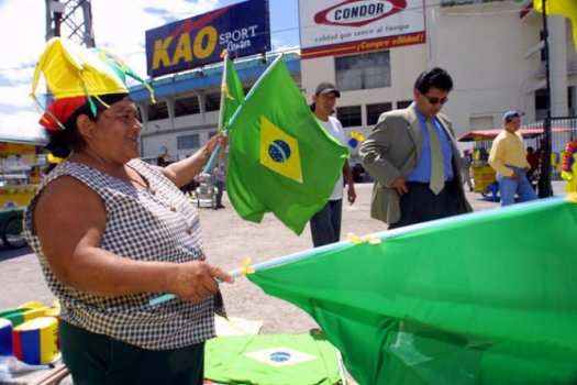 Ambulantes oferecendo produtos são visto até mesmo em dias antes dos jogos no Atahualpa