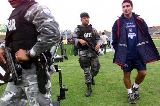 Policiais em ação no gramado do Atahualpa. De prontidão para qualquer eventualidade