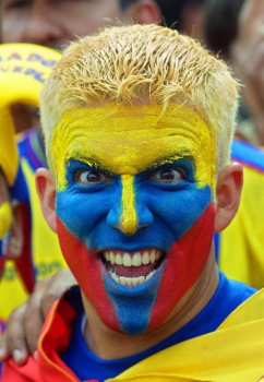 No meio da torcida do Equador os mais variados tipos e fantasias. Algo normal no Atahualpa