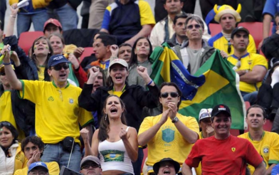 Torcida brasileira fazendo festa no Atahualpa em um jogo das Eliminatórias de 2010