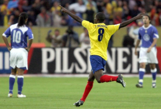 Méndez comemora na vitória de 1 a 0 sobre o Brasil nas Eliminatórias para 2006. Ronaldinho Gaúcho ao fundo