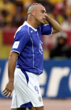 Ronaldo Fenômeno foi um dos craques a passar pelo Atahualpa. Imagem do jogo de 2004 pelas Eliminatórias