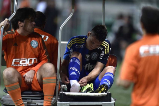 Moisés deixa o Allianz mancando e será avaliado nesta quinta-feira