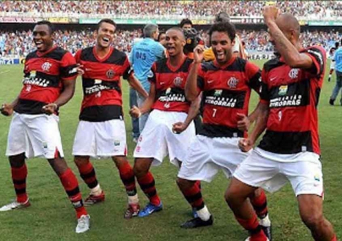 Jogadores do Flamengo fazendo gesto de créu