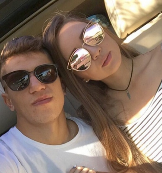 Vitor Bueno e namorada